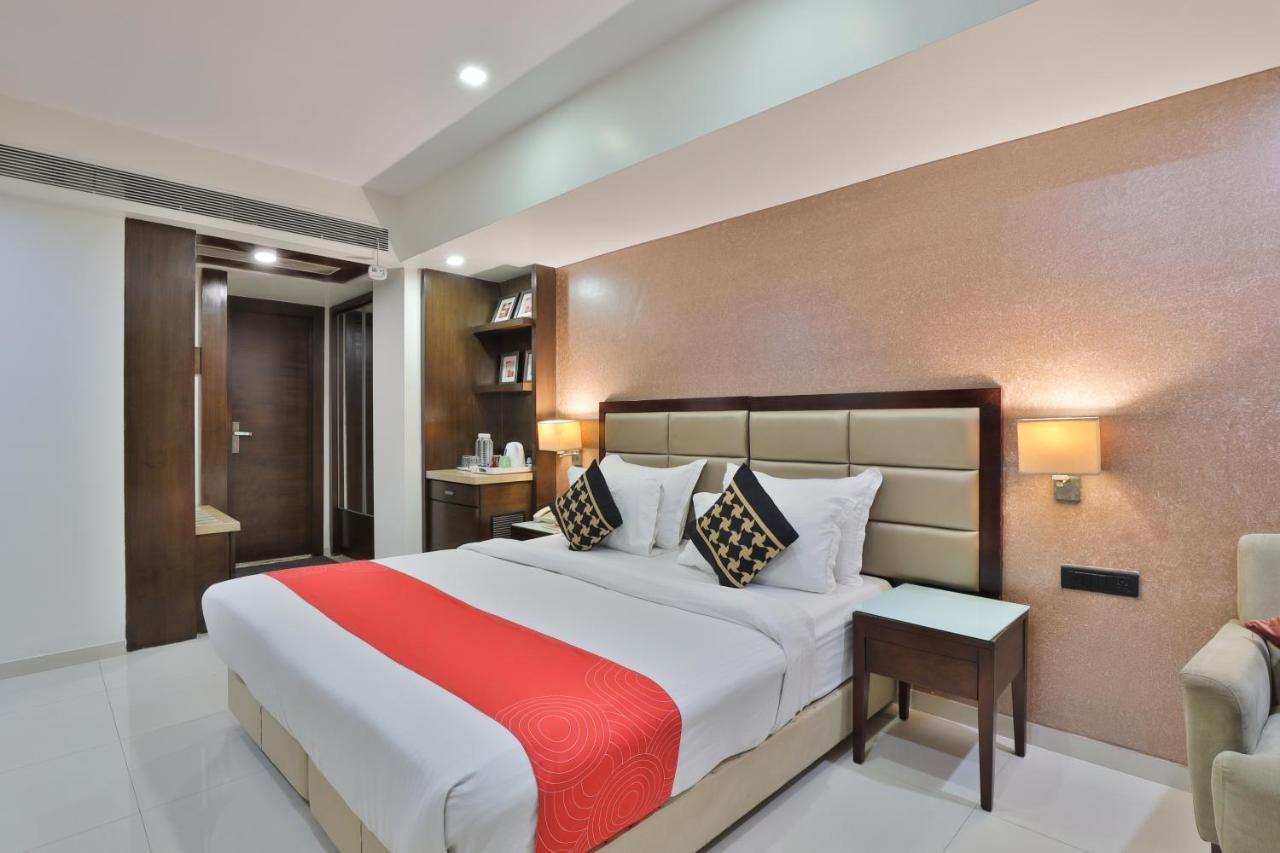 Krios Hotel - Near Sg Highway, Ахмедабад Экстерьер фото