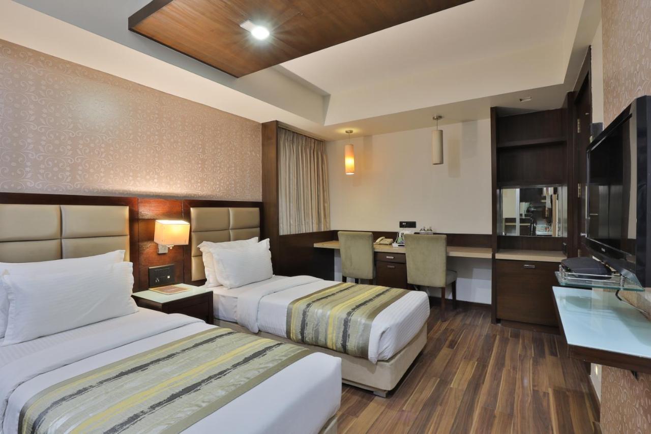 Krios Hotel - Near Sg Highway, Ахмедабад Экстерьер фото
