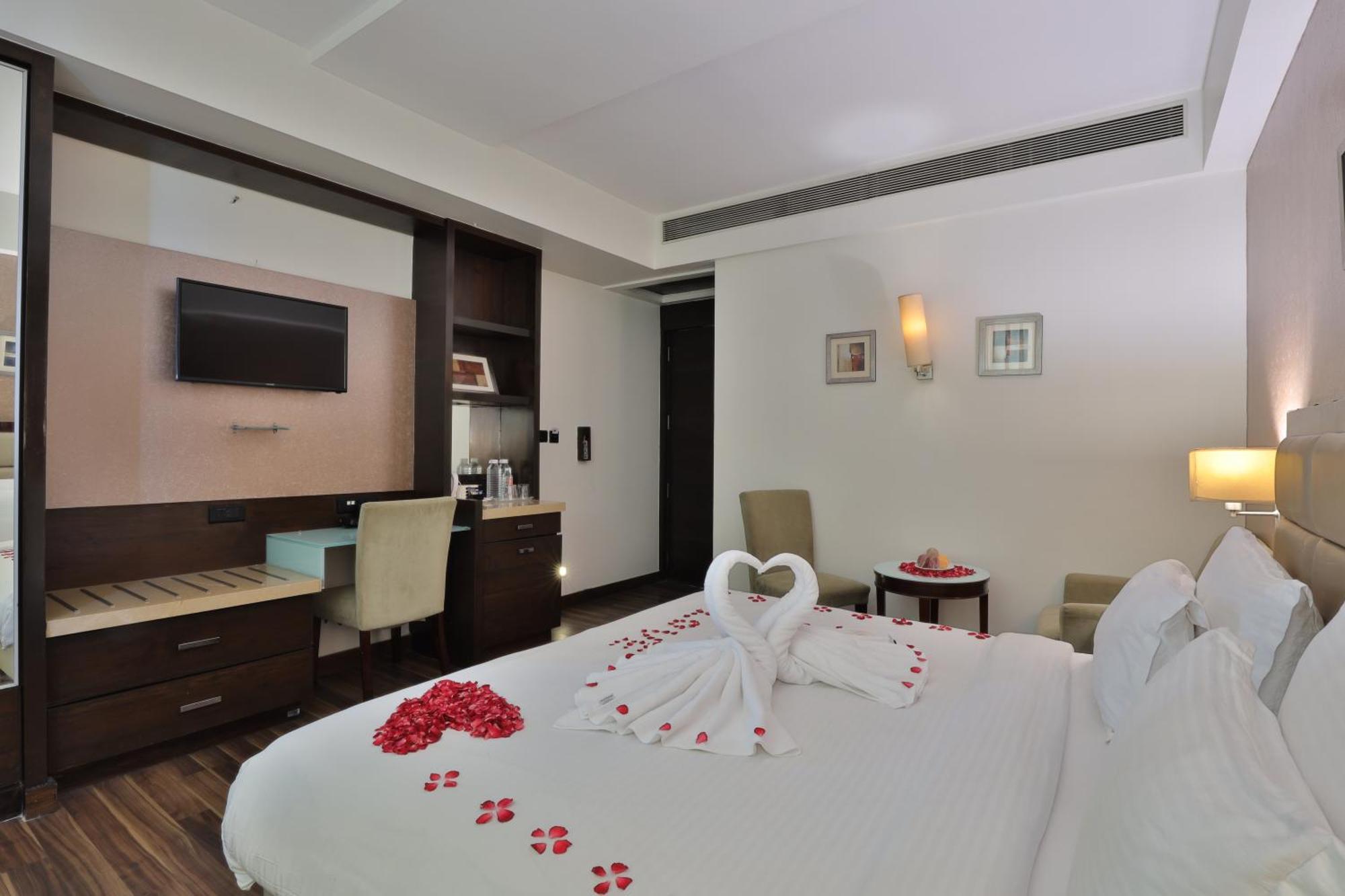 Krios Hotel - Near Sg Highway, Ахмедабад Экстерьер фото