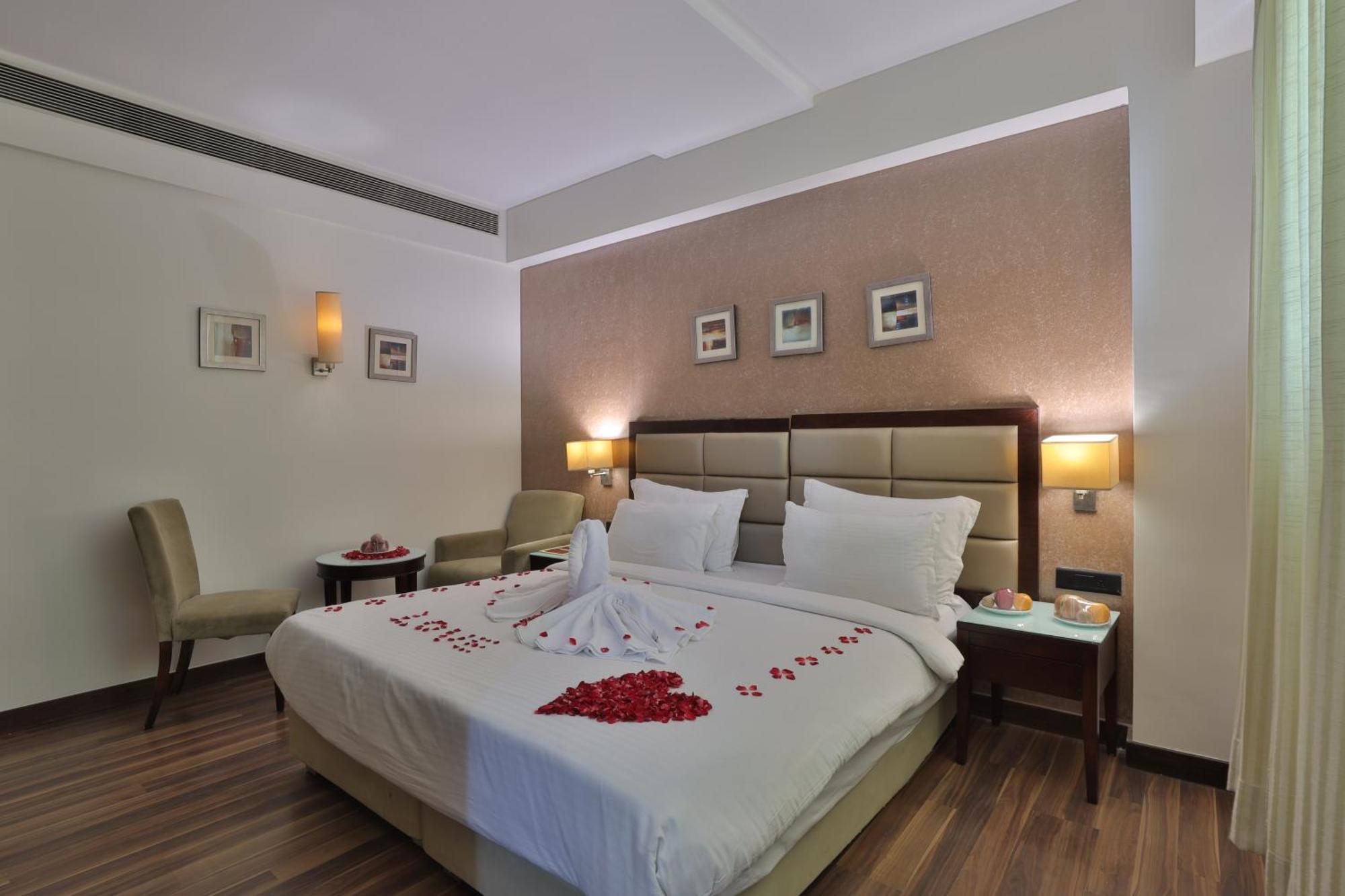 Krios Hotel - Near Sg Highway, Ахмедабад Экстерьер фото