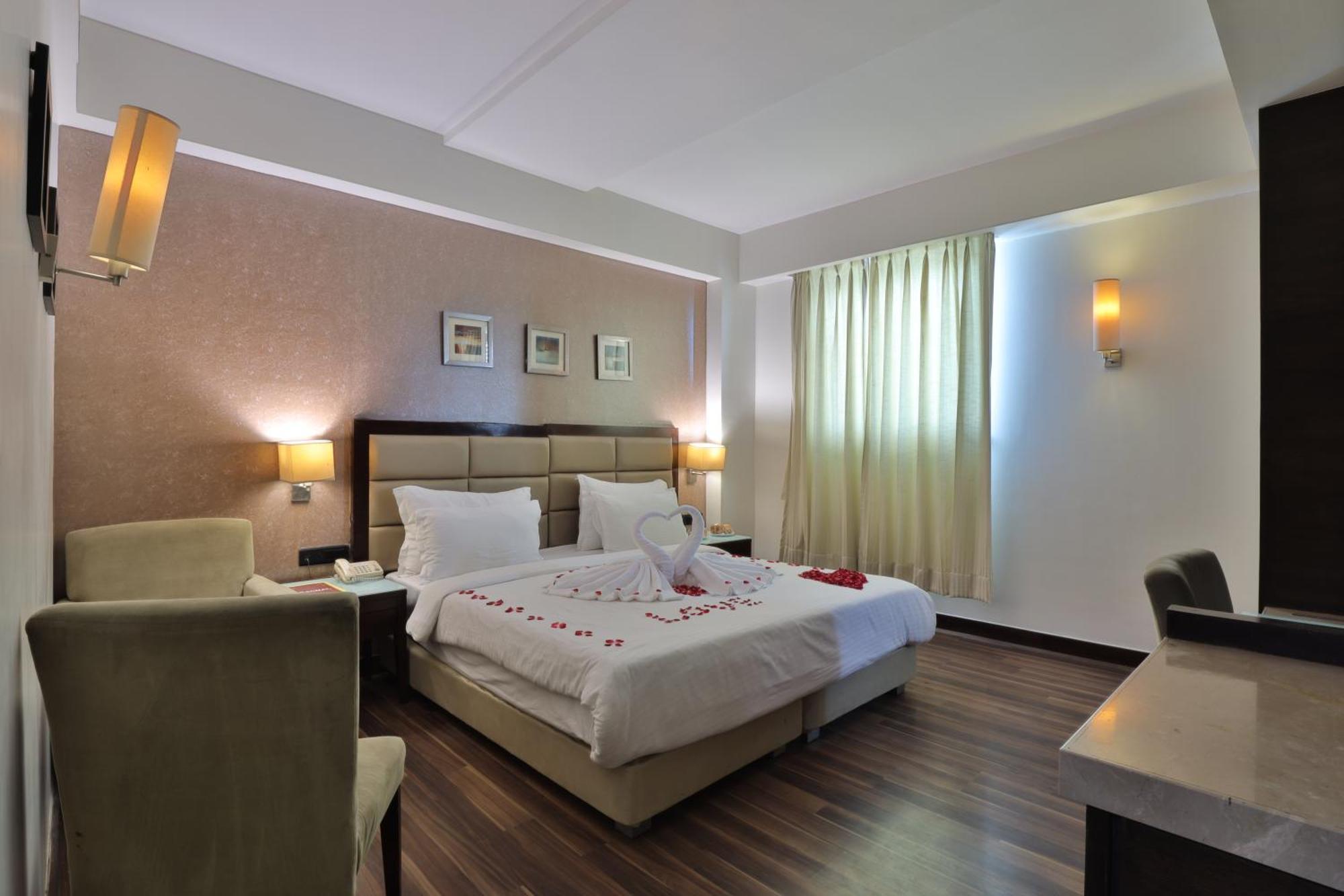 Krios Hotel - Near Sg Highway, Ахмедабад Экстерьер фото