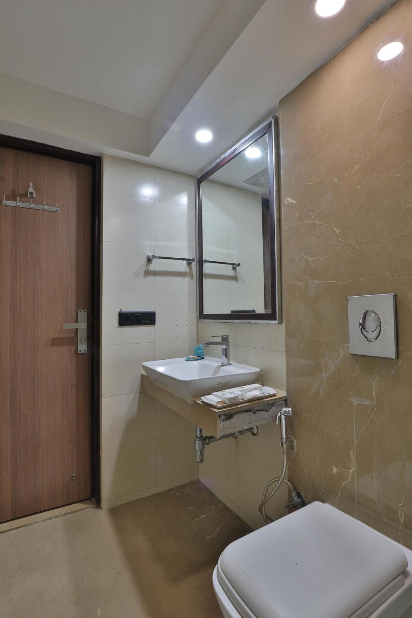 Krios Hotel - Near Sg Highway, Ахмедабад Экстерьер фото