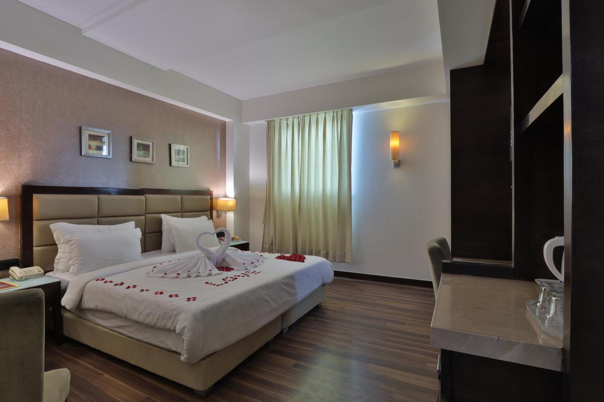 Krios Hotel - Near Sg Highway, Ахмедабад Экстерьер фото