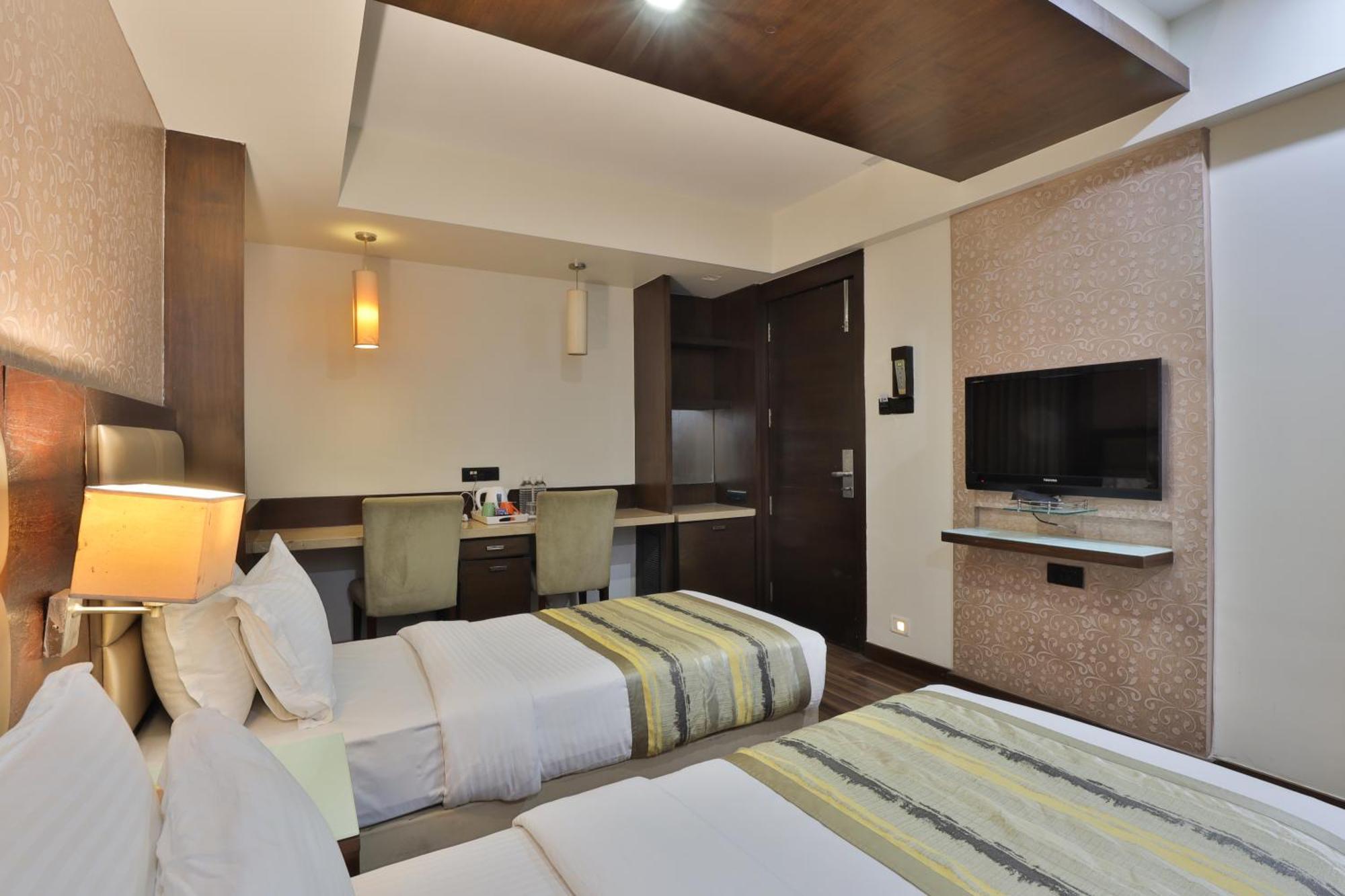Krios Hotel - Near Sg Highway, Ахмедабад Экстерьер фото