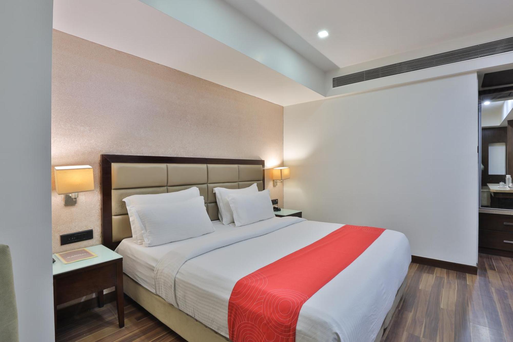 Krios Hotel - Near Sg Highway, Ахмедабад Экстерьер фото
