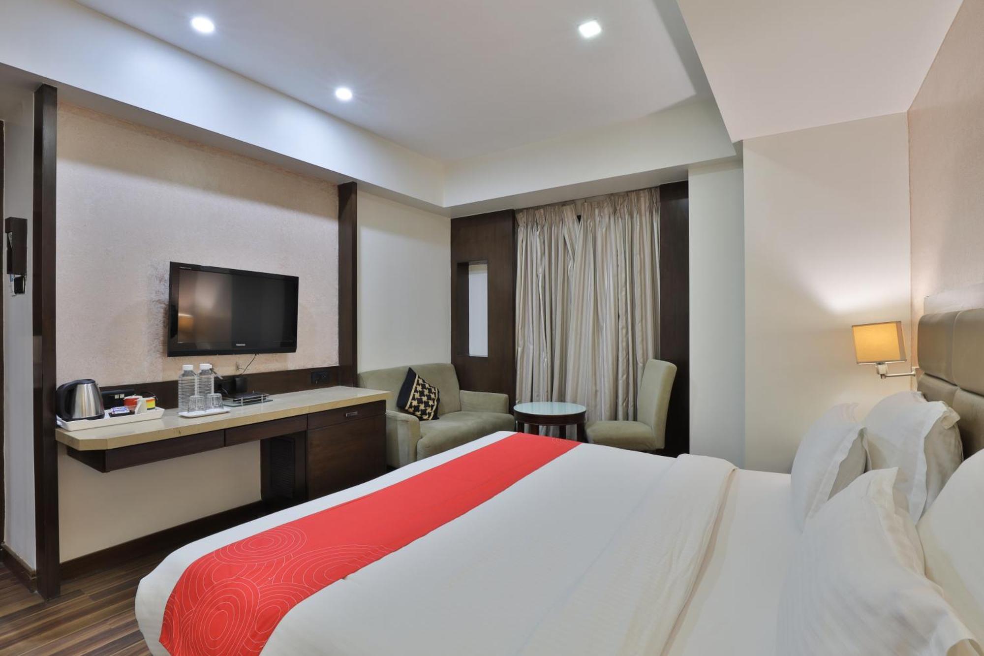 Krios Hotel - Near Sg Highway, Ахмедабад Экстерьер фото