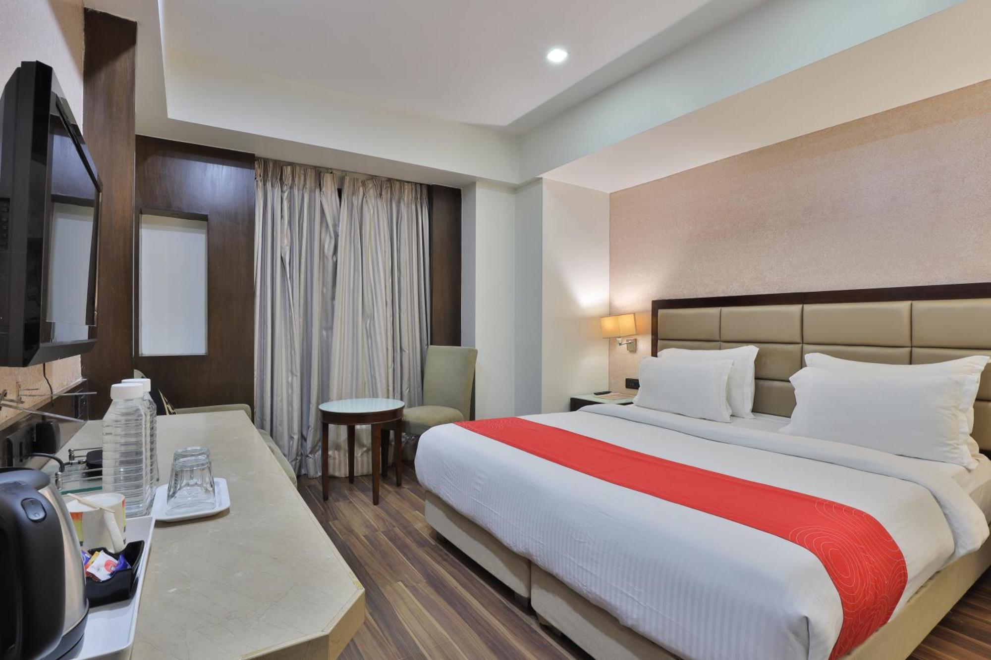 Krios Hotel - Near Sg Highway, Ахмедабад Экстерьер фото